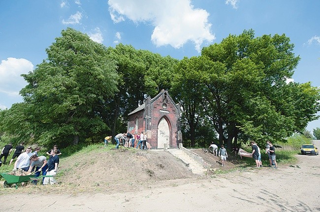 Na pomysł uporządkowania zdewastowanej kaplicy wpadli młodzi ludzie z Piekar Śl.