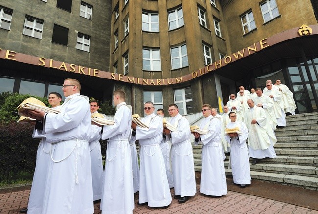 Jeszcze diakoni... Wyruszają do katedry z miejsca, w którym formowali się przez kilka lat.