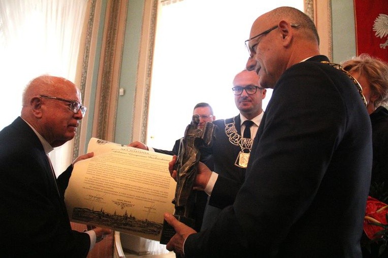 Nadanie tytułu Honorowego Obywatela Lublina ks. infułatowi Grzegorzowi Pawłowskiemu