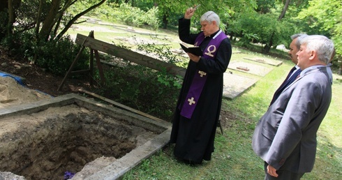 Pochówek szczątków ośmiu bezimiennych żołnierzy radzieckich