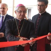 Abp Sławoj Leszek Głódź w czasie przecinania wstęgi 