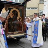 Bp Marek Solarczyk i proboszcz ks. Tomasz Zaczkiewicz powitali obraz w progach świątyni