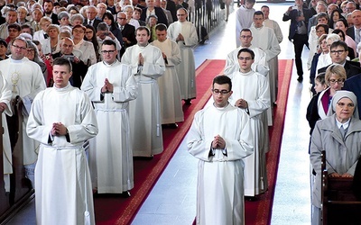 	Nowi diakoni diecezji świdnickiej tuż po przyjęciu święceń 8 maja.