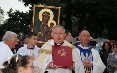 Ks. Jacek Marciniak (z Ewangeliarzem) chciałby, żeby obchody rocznicy nawiedzenia były przygotowaniem do kolejnego