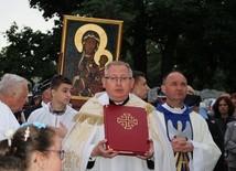 Ks. Jacek Marciniak (z Ewangeliarzem) chciałby, żeby obchody rocznicy nawiedzenia były przygotowaniem do kolejnego