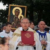 Ks. Jacek Marciniak (z Ewangeliarzem) chciałby, żeby obchody rocznicy nawiedzenia były przygotowaniem do kolejnego