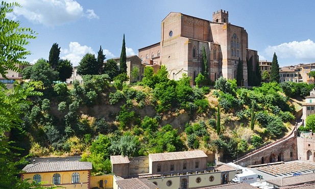 Gigantyczna bazylika San Domenico w Sienie.