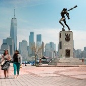 Upamiętniający ofiary zbrodni katyńskiej pomnik autorstwa Andrzeja Pityńskiego ustawiono na Exchange Place w Jersey City w 1991 roku.