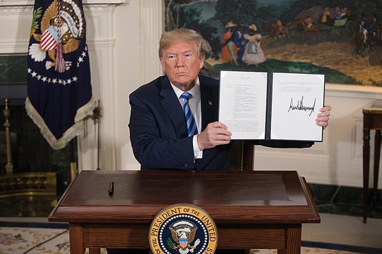 Donald Trump prezentuje dokument, na mocy którego USA wycofują się z porozumienia nuklearnego z Iranem.