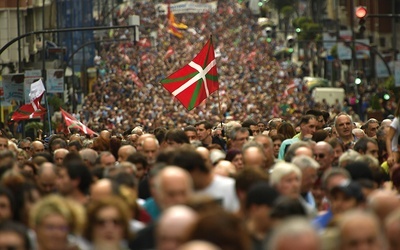 Po ogłoszeniu samorozwiązania ETA zwolennicy organizacji na ulicach Bilbao domagali się przeniesienia jej uwięzionych członków do więzień na terenie Baskonii. Wielu z nich  jest przetrzymywanych z dala od swoich domów.