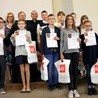 Laureaci z bp. Henrykiem Tomasikiem, Jolantą Strojek i ks. Andrzejem Gozdurem