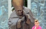 Pomnik Jana Pawła II przy świdnickiej katedrze.