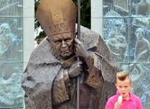 Pomnik Jana Pawła II przy świdnickiej katedrze.