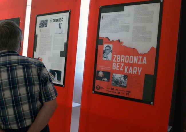 Wystawa "100 lat komunizmu - zbrodnia bez kary"