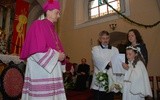 W Ścinawce Średniej nowego biskupa powitały dzieci pierwszokomunijne.