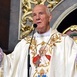 Biskup Ignacy w ornacie z wizerunkiem św. Jana Pawła II