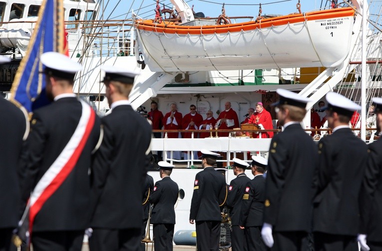 Dar Młodzieży wypłynął w Rejs Niepodległości