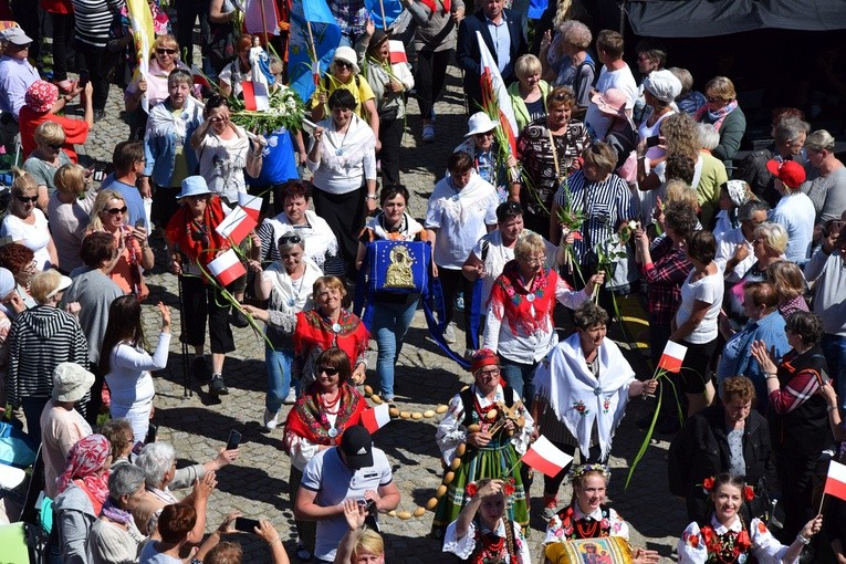 Wejście pielgrzymki z Łowicza na Jasną Górę - cz. 1