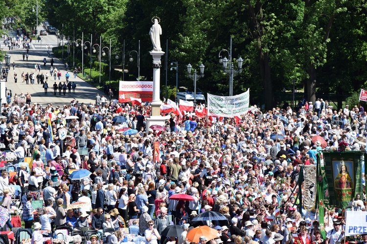 Wejście pielgrzymki z Łowicza na Jasną Górę - cz. 1