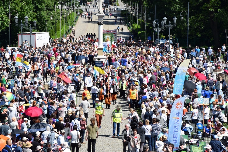 Wejście pielgrzymki z Łowicza na Jasną Górę - cz. 1