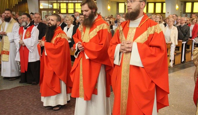 Święcenia prezbiteratu przyjęło trzech braci kapucynów. Od lewej: br. Dawid, br. Borys i br. Sebastian