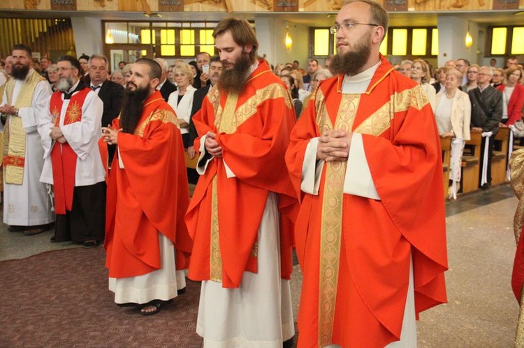 Święcenia prezbiteratu przyjęło trzech braci kapucynów. Od lewej: br. Dawid, br. Borys i br. Sebastian