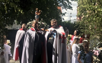 Templariusze niosą w procesji figurkę Matki Bożej Strzegomskiej.