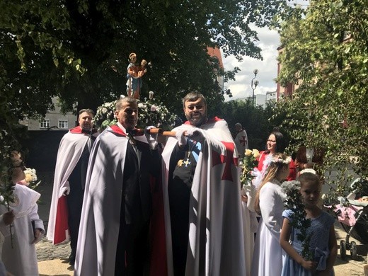 Templariusze niosą w procesji figurkę Matki Bożej Strzegomskiej.