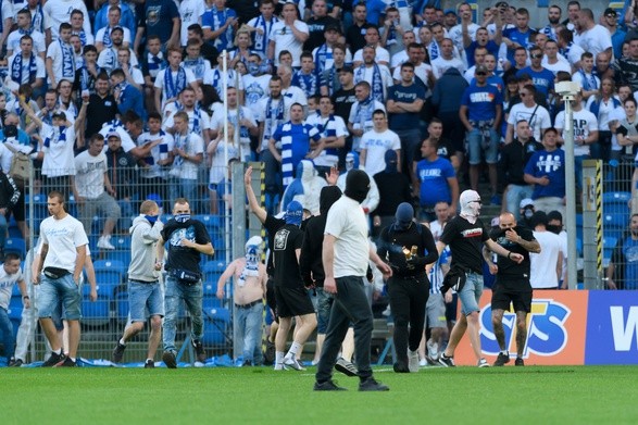 11 osób zatrzymanych po zajściach na meczu Lech - Legia