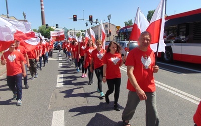 Grupa ze Zduńskiej Dąbrowy przed wejściem na szczyt jasnogórski