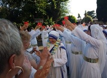 Powitanie sióstr. Z lewej w szpalerze s. Cordia Góra