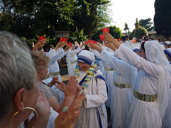 Powitanie sióstr. Z lewej w szpalerze s. Cordia Góra