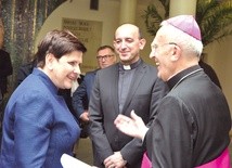 Gośćmi promocji byli m.in. premier Beata Szydło i abp Nowak (z prawej). W środku ks. Bartoszek.