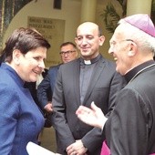 Gośćmi promocji byli m.in. premier Beata Szydło i abp Nowak (z prawej). W środku ks. Bartoszek.