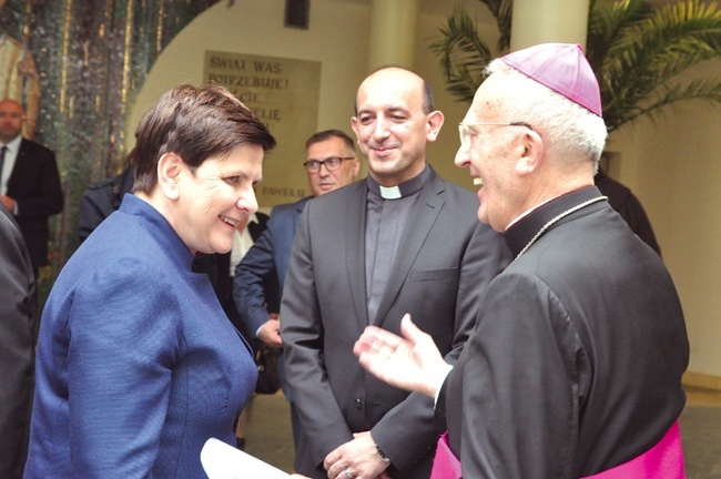 Gośćmi promocji byli m.in. premier Beata Szydło i abp Nowak (z prawej). W środku ks. Bartoszek.