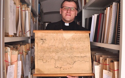 Ks. Kamieński prezentuje najstarszą mapę diecezji tarnowskiej. 