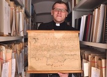 Ks. Kamieński prezentuje najstarszą mapę diecezji tarnowskiej. 