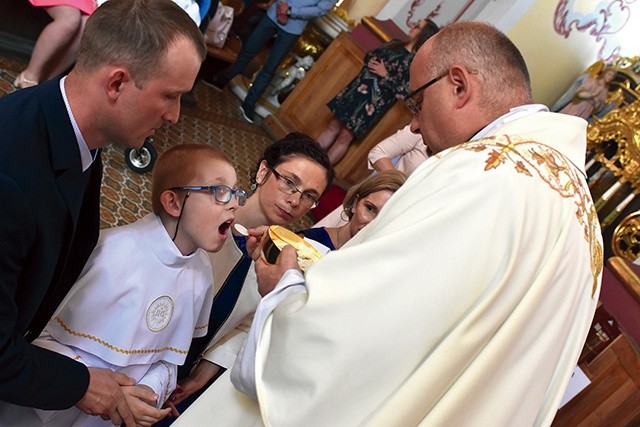 ▲	Tak jak inne dzieci w białych strojach podopieczni Zespołu Szkół Specjalnych  po raz pierwszy  przyjęli Pana Jezusa.