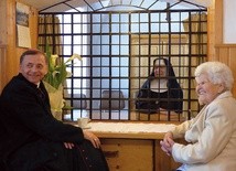 ▲	Biskup Adam wraz z mamą siostry w rozmównicy zakonnej. 