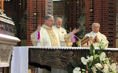 Eucharystii 20 maja w gliwickiej katedrze przewodniczył  pasterz diecezji.  