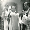 Kościół Mariacki w Katowicach, II poł. lat 70. XX w. Od lewej: ks. Wiktor Skworc, bp Herbert Bednorz  i ks. Damian Zimoń.