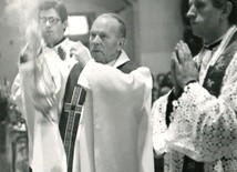 Kościół Mariacki w Katowicach, II poł. lat 70. XX w. Od lewej: ks. Wiktor Skworc, bp Herbert Bednorz  i ks. Damian Zimoń.