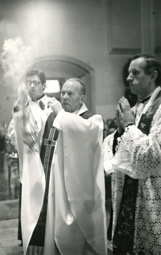 Kościół Mariacki w Katowicach, II poł. lat 70. XX w. Od lewej: ks. Wiktor Skworc, bp Herbert Bednorz  i ks. Damian Zimoń.