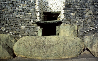 Fragment ekspozycji. Zdjęcie wejścia  do Newgrange (hrabstwo Meath), grobowca  sprzed 5 tysięcy lat.