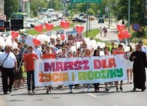 ▲	Ubiegłoroczna manifestacja. Na czele oczywiście nie zabrakło ks. Dudki, diecezjalnego duszpasterza rodzin.