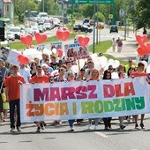 ▲	Ubiegłoroczna manifestacja. Na czele oczywiście nie zabrakło ks. Dudki, diecezjalnego duszpasterza rodzin.