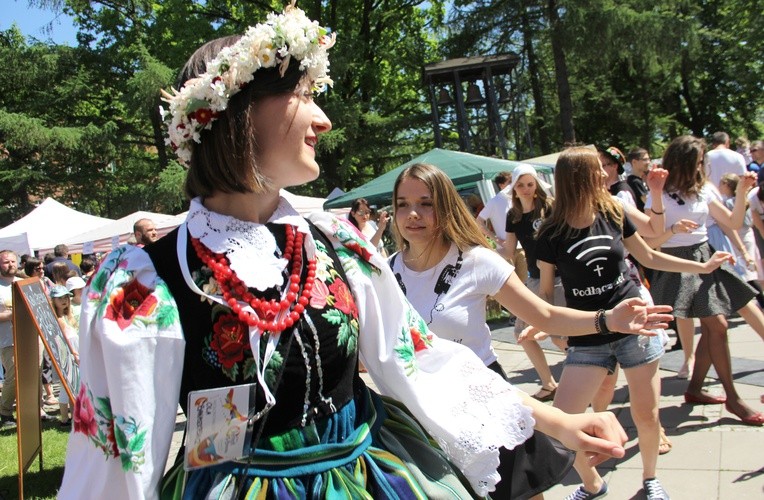 Podczas ubiegłorocznego jarmarku do tańca zapraszały duszpasterstwa młodzieży "Rejs" oraz akademickie "stUdnia".