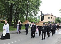 ▲	Procesja ze szczątkami i figurą męczennika.