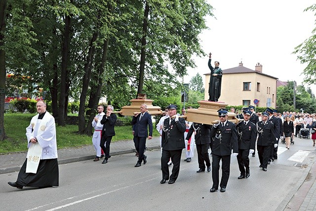 ▲	Procesja ze szczątkami i figurą męczennika.