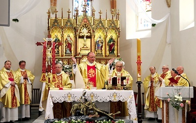 ▲	Ks. Dariusz Kowala przewodniczył jubileuszowej dziękczynnej Eucharystii.